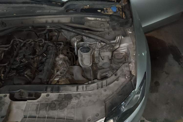 Used Audi Q5 2011 2.0TFSI Technology Model Engine Bay Left