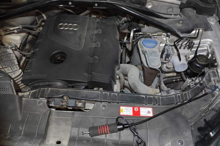 Used Audi Q5 2011 2.0TFSI Technology Model Engine Bay Left