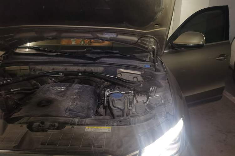 Used Audi Q5 2011 2.0TFSI Ambition Edition Engine Bay Left
