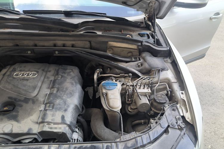 Used Audi Q5 2011 2.0TFSI Comfort Version Engine Bay Left