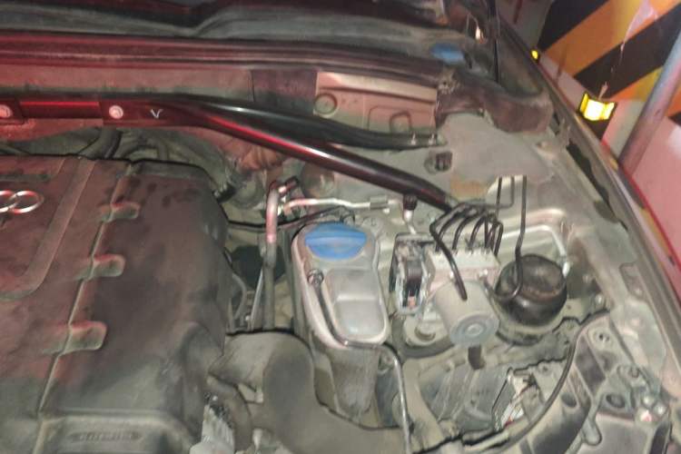 Used Audi Q5 2011 2.0TFSI Comfort Version Engine Bay Left