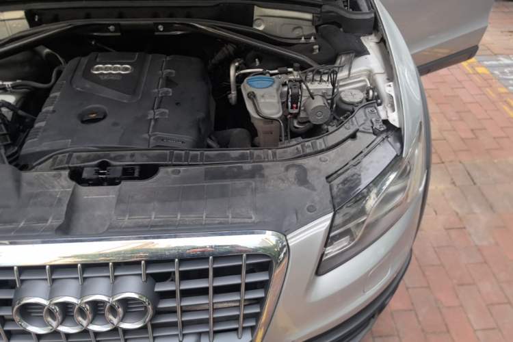 Used Audi Q5 2011 2.0TFSI Luxury Edition Engine Bay Left
