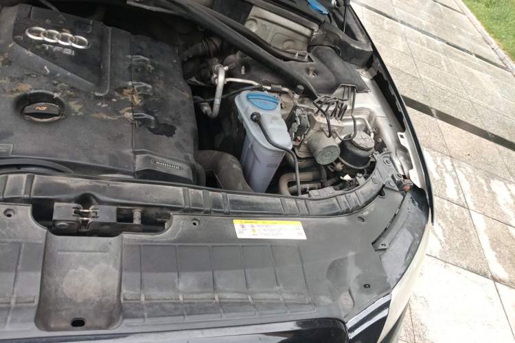 Used Audi Q5 2011 2.0TFSI Comfort Version Engine Bay Left