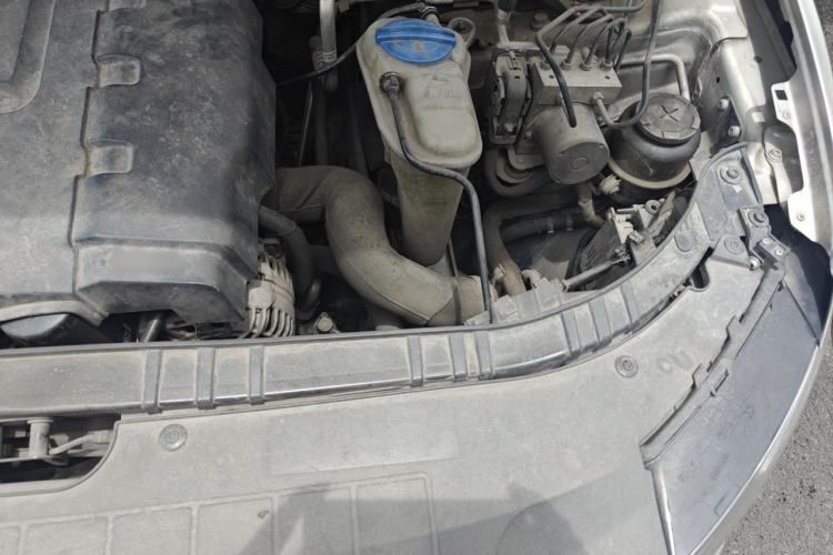 Used Audi Q5 2011 2.0TFSI Comfort Version Engine Bay Left