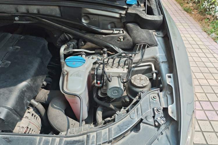 Used Audi Q5 2011 2.0TFSI Technology Model Engine Bay Left