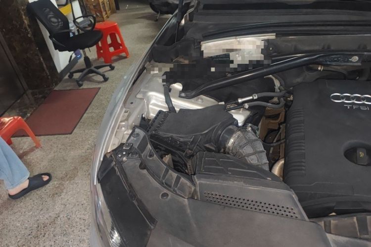 Used Audi Q5 2011 2.0TFSI Comfort Version Engine Bay Right