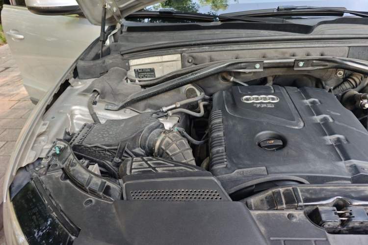 Used Audi Q5 2011 2.0TFSI Dynamic Edition Engine Bay Right