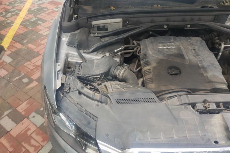 Used Audi Q5 2011 2.0TFSI Comfort Version Engine Bay Right