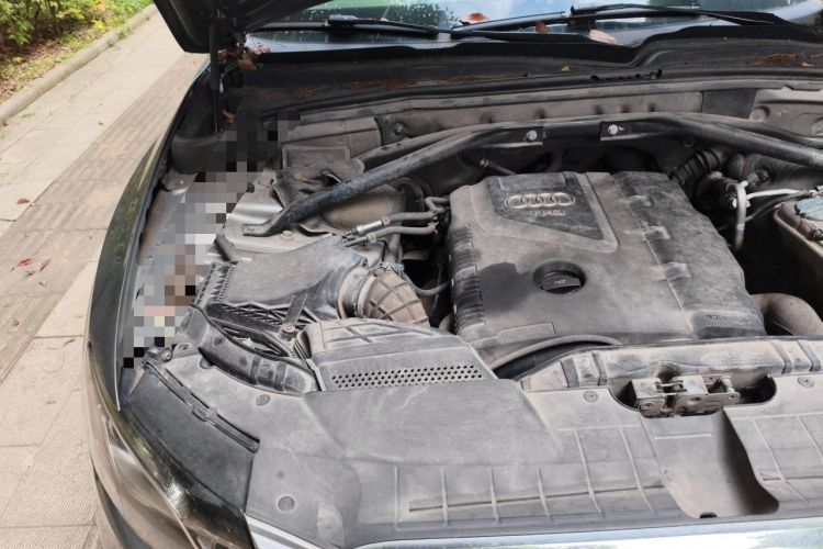 Used Audi Q5 2011 2.0TFSI Comfort Version Engine Bay Right