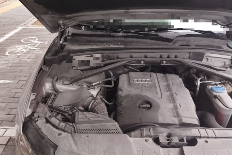 Used Audi Q5 2011 2.0TFSI Comfort Version Engine Bay Right