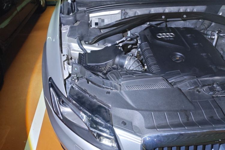 Used Audi Q5 2011 2.0TFSI Comfort Version Engine Bay Right