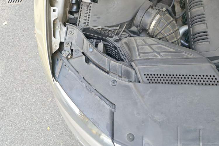 Used Audi Q5 2011 2.0TFSI Comfort Version Engine Bay Right