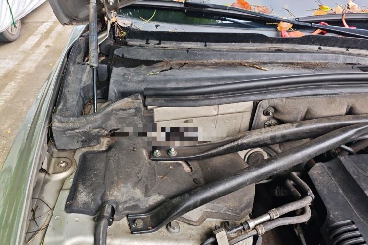 Used Audi Q5 2011 2.0TFSI Comfort Version Engine Bay Right