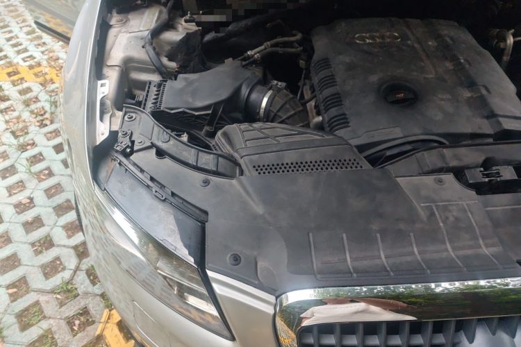 Used Audi Q5 2011 2.0TFSI Ambition Edition Engine Bay Right