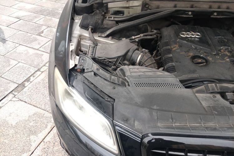 Used Audi Q5 2011 2.0TFSI Comfort Version Engine Bay Right