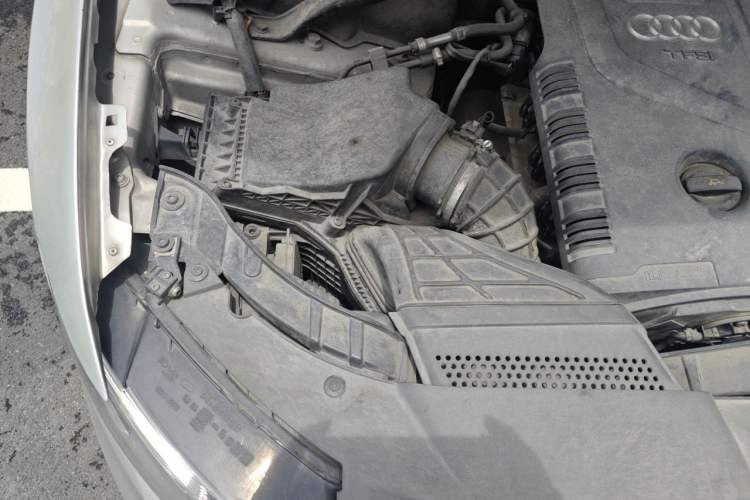 Used Audi Q5 2011 2.0TFSI Comfort Version Engine Bay Right