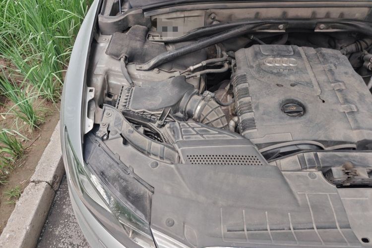 Used Audi Q5 2011 2.0TFSI Technology Model Engine Bay Right