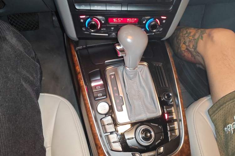 Used Audi Q5 2011 2.0TFSI Comfort Version Gear Lever
