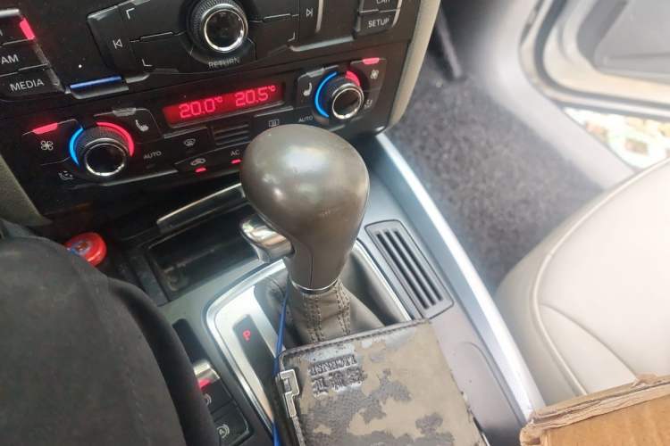 Used Audi Q5 2011 2.0TFSI Ambition Edition Gear Lever