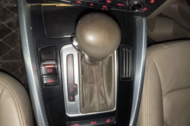 Used Audi Q5 2011 2.0TFSI Technology Model Gear Lever
