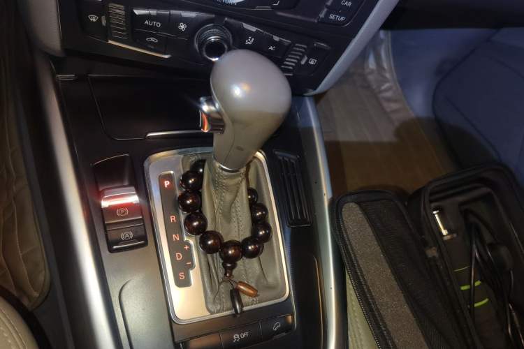Used Audi Q5 2011 2.0TFSI Ambition Edition Gear Lever