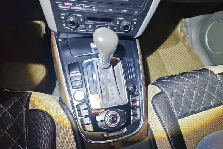 Used Audi Q5 2011 2.0TFSI Luxury Edition Gear Lever