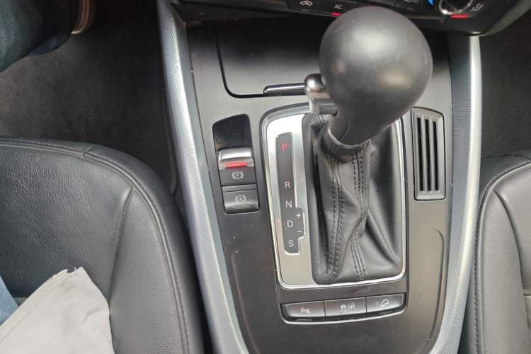 Used Audi Q5 2011 2.0TFSI Technology Model Gear Lever