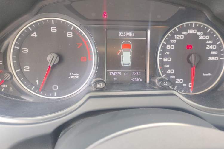 Used Audi Q5 2011 2.0TFSI Comfort Version Odometer Close Up