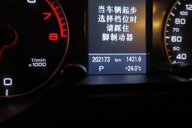 Used Audi Q5 2011 2.0TFSI Comfort Version Odometer Close Up