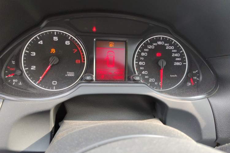 Used Audi Q5 2011 2.0TFSI Technology Model Odometer Close Up