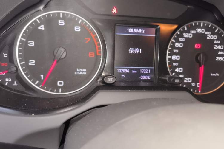 Used Audi Q5 2011 2.0TFSI Comfort Version Odometer Close Up