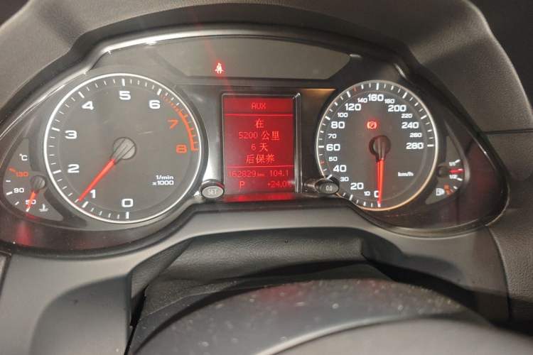 Used Audi Q5 2011 2.0TFSI Technology Model Odometer Close Up