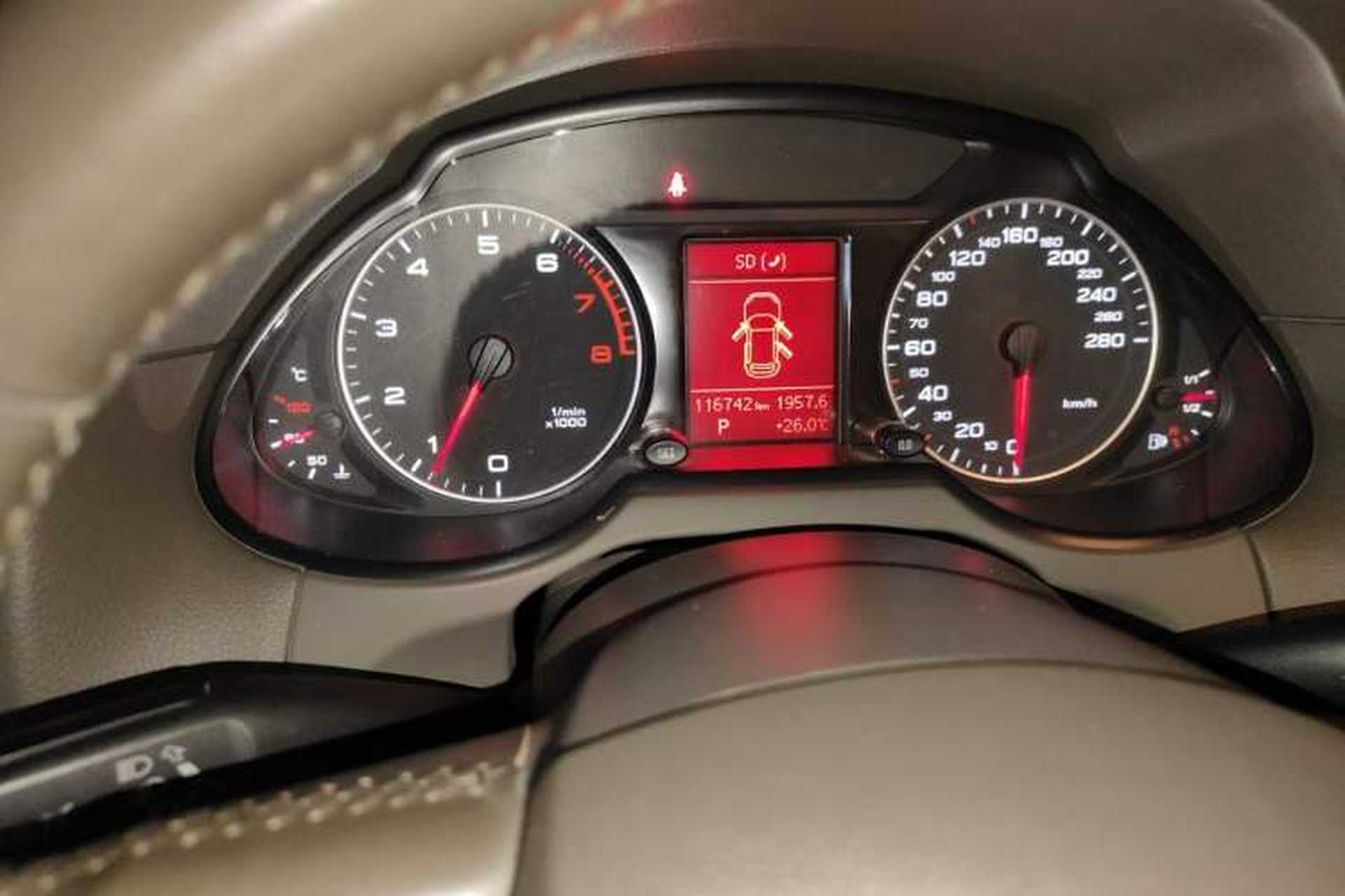 Used Audi Q5 2011 2.0TFSI Technology Model Odometer Close Up