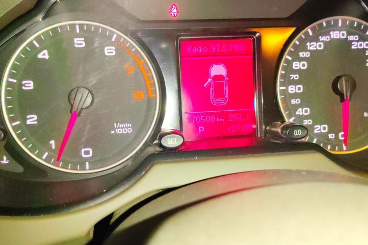 Used Audi Q5 2011 2.0TFSI Technology Model Odometer Close Up