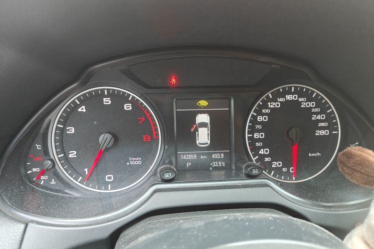 Used Audi Q5 2011 2.0TFSI Technology Model Odometer Close Up