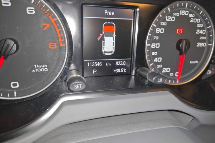 Used Audi Q5 2011 2.0TFSI Comfort Version Odometer Close Up