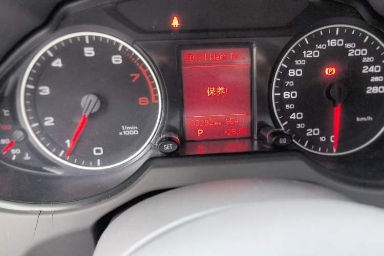 Used Audi Q5 2011 2.0TFSI Technology Model Odometer Close Up