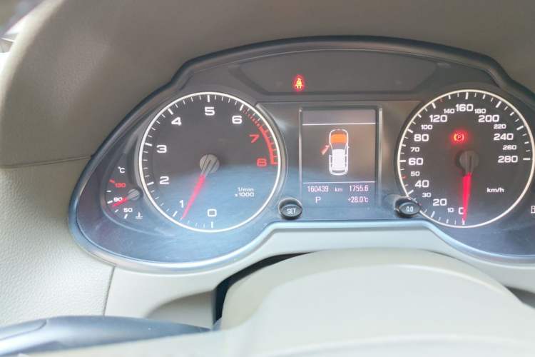 Used Audi Q5 2011 2.0TFSI Comfort Version Odometer Close Up