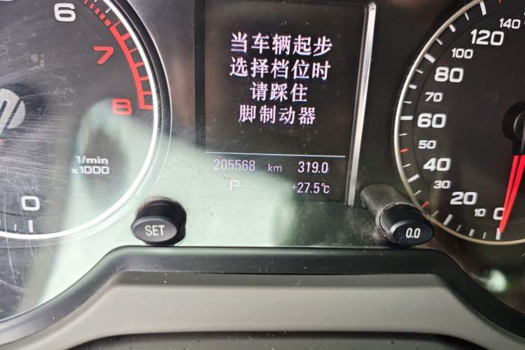 Used Audi Q5 2011 2.0TFSI Comfort Version Odometer Close Up