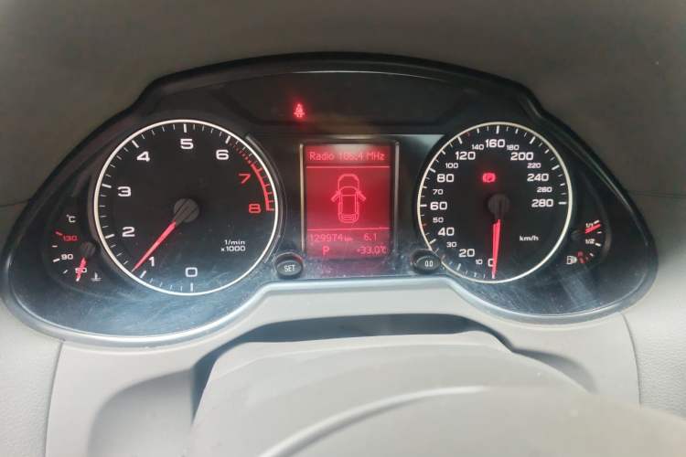 Used Audi Q5 2011 2.0TFSI Ambition Edition Odometer Close Up