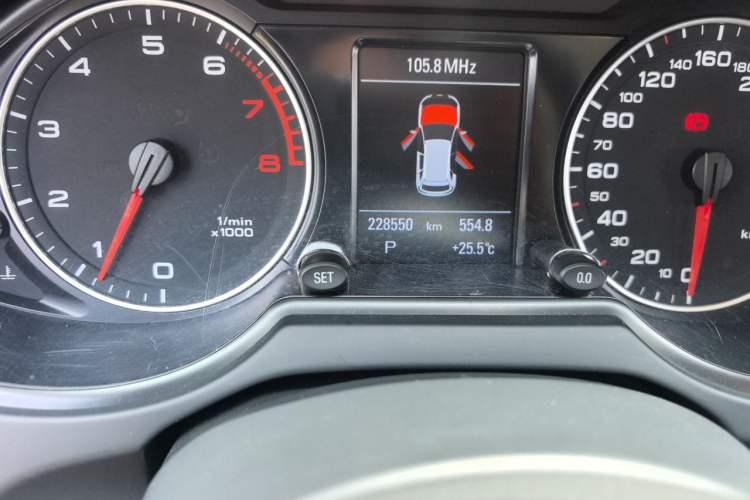 Used Audi Q5 2011 2.0TFSI Comfort Version Odometer Close Up