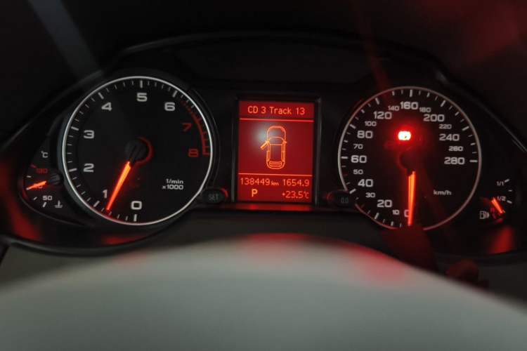 Used Audi Q5 2011 2.0TFSI Technology Model Odometer Close Up
