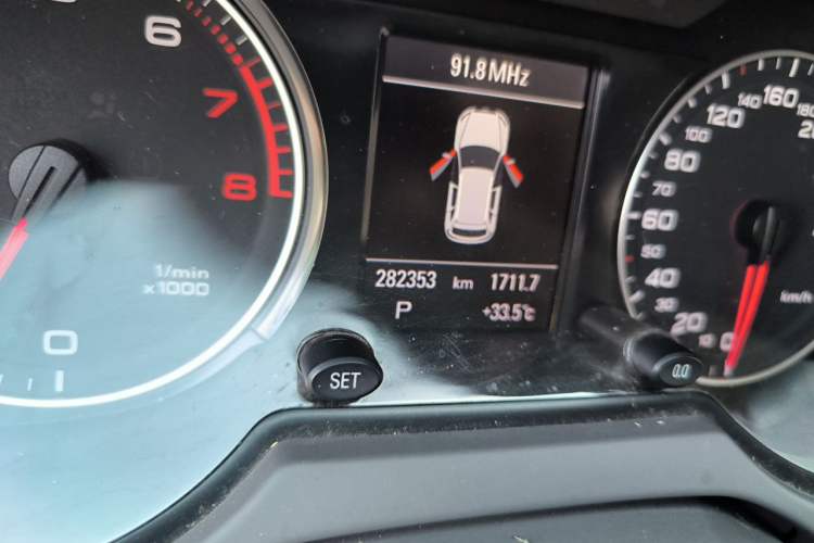 Used Audi Q5 2011 2.0TFSI Comfort Version Odometer Close Up
