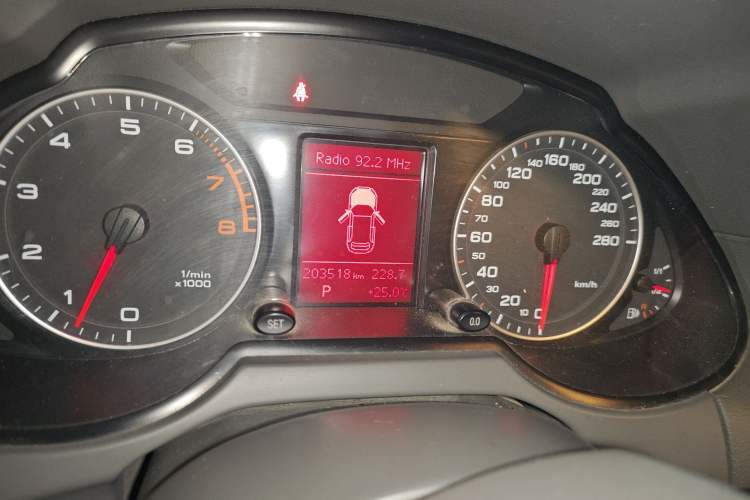 Used Audi Q5 2011 2.0TFSI Technology Model Odometer Close Up