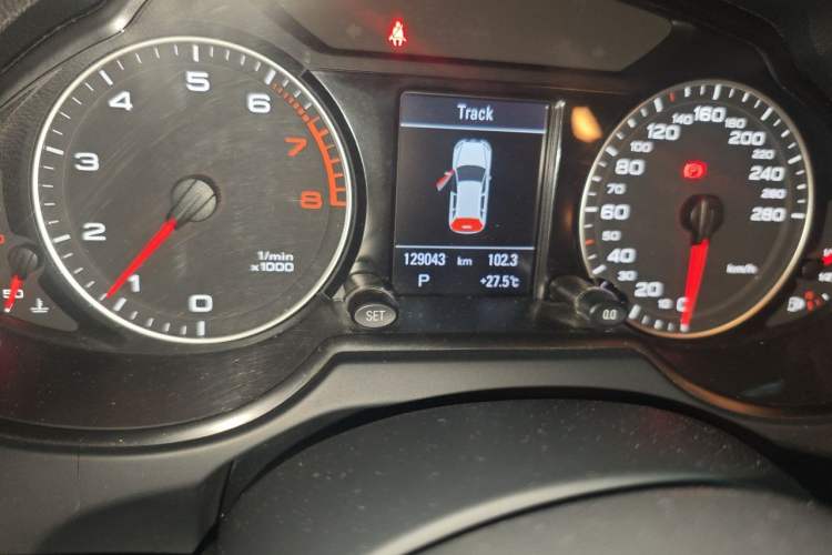 Used Audi Q5 2011 2.0TFSI Comfort Version Odometer Close Up