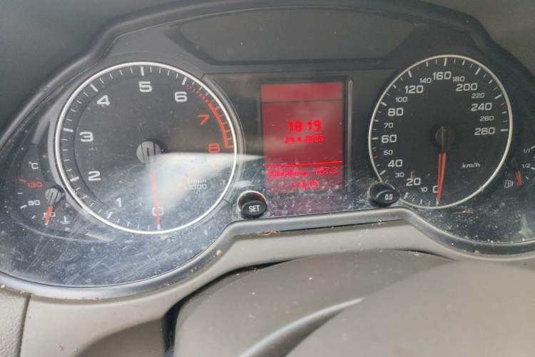 Used Audi Q5 2011 2.0TFSI Technology Model Odometer Close Up