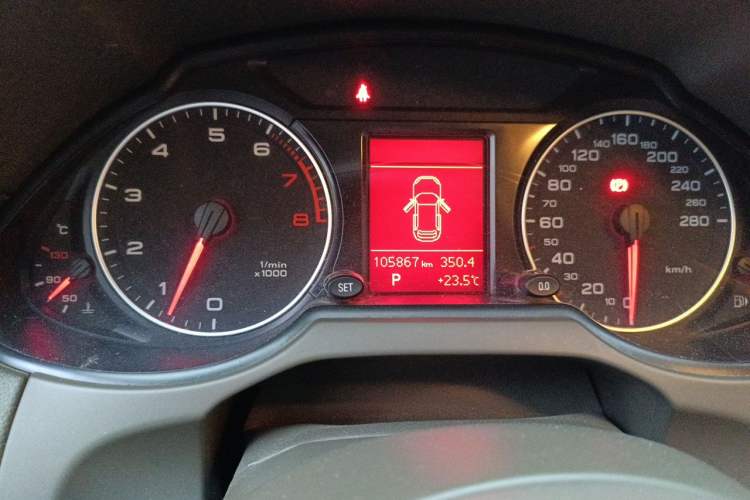 Used Audi Q5 2011 2.0TFSI Technology Model Odometer Close Up