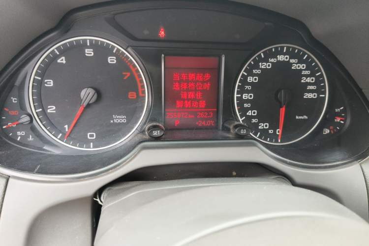 Used Audi Q5 2011 2.0TFSI Technology Model Odometer Close Up