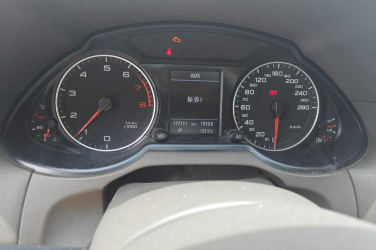 Used Audi Q5 2011 2.0TFSI Comfort Version Odometer Close Up