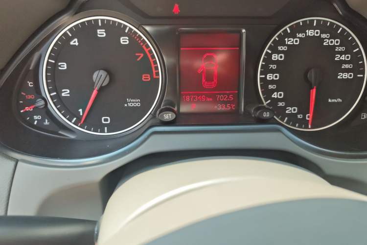 Used Audi Q5 2011 2.0TFSI Technology Model Odometer Close Up